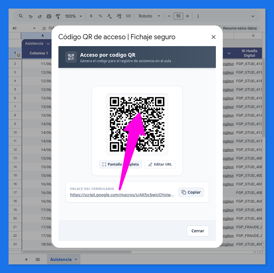 A Google Sheets modal window titled "CĂłdigo QR de acceso | Fichaje seguro" displaying a large QR code with a highlighted magenta arrow. Below the QR code, the text field displays the automatically resolved /exec URL of the Web App with a copy button.